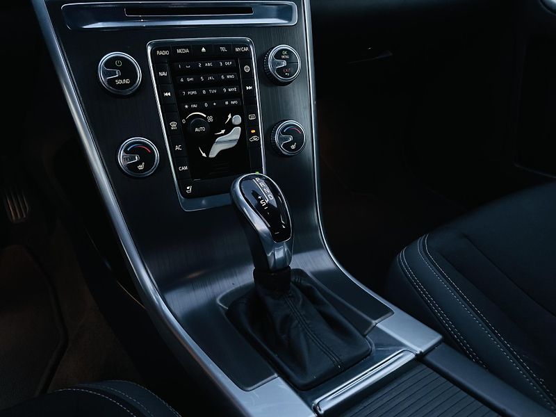 Volvo XC60 2.0D 5VÁLEC AUT TAŽNÉ VÝHŘEV - fotka 37 z 43