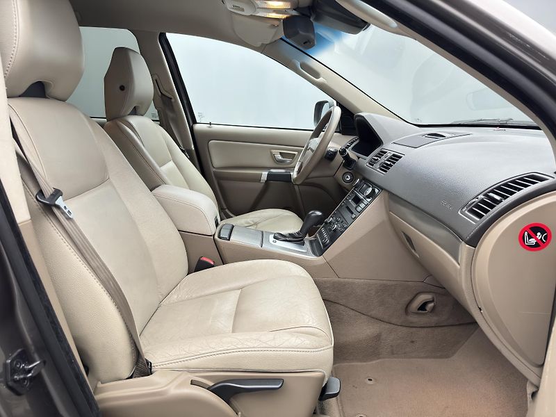 Volvo XC90 D5 AWD SUMMUM AUT CZ  - fotka 24 z 41