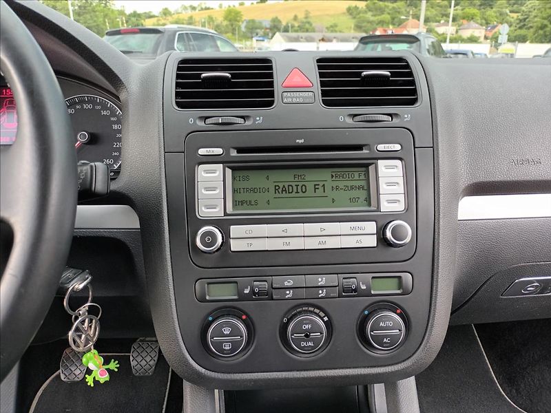 Volkswagen Golf 1,6 MPI,75KW,VÝHŘEV,DIGIKLIMA - fotka 30 z 39