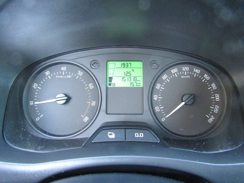 Škoda Fabia (2012) 1.2 12v 44kW ZIMNÍ PNEU - fotka 28 z 34