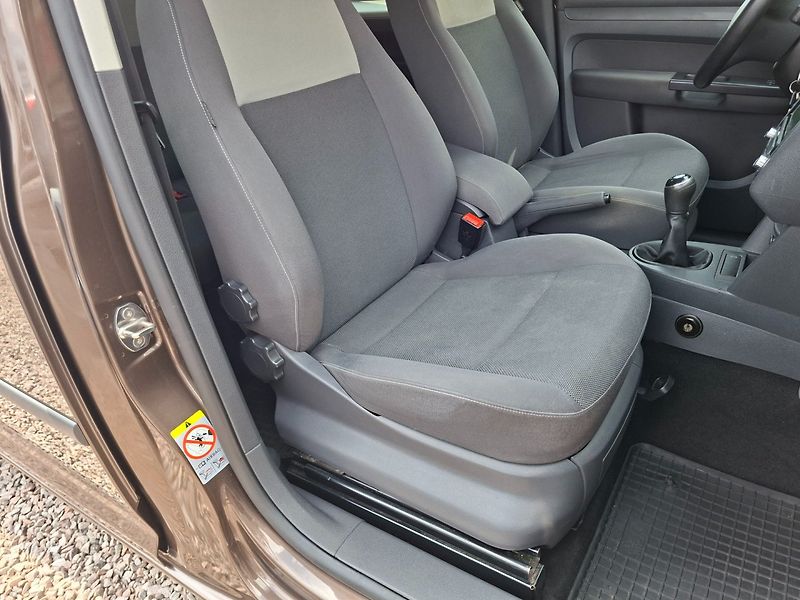 Volkswagen Caddy (2014) MAXI 1.6TDI 75kW -ČR-7.MÍST - fotka 23 z 46