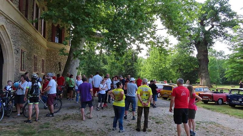 Trabaty na valtickém náměstí měly zastávku při vyjížďce srazu Trabantem za vínem.