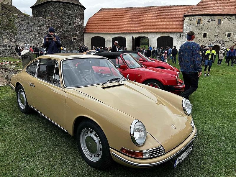 Sraz vozů Porsche ve Švihově na hradě.
