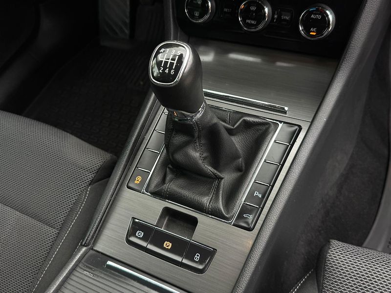 Škoda Superb 2.0TDi F.LED, KAMERA, EL.TAŽNÉ - fotka 21 z 26