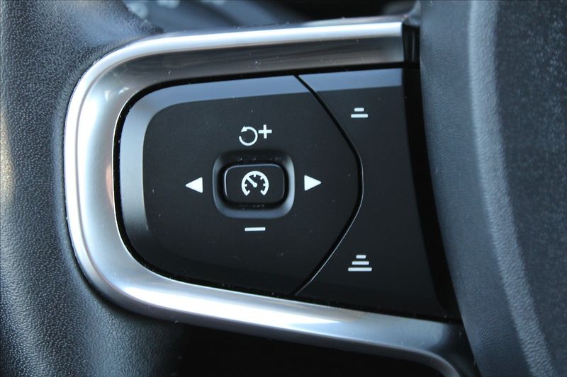 Volvo XC40 2,0 T4  1MAJ,4x4,MOMENTUM PRO - fotka 21 z 43