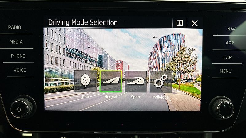 Škoda Superb 2.0 TDI DSG 4x4 Sportline - fotka 29 z 29