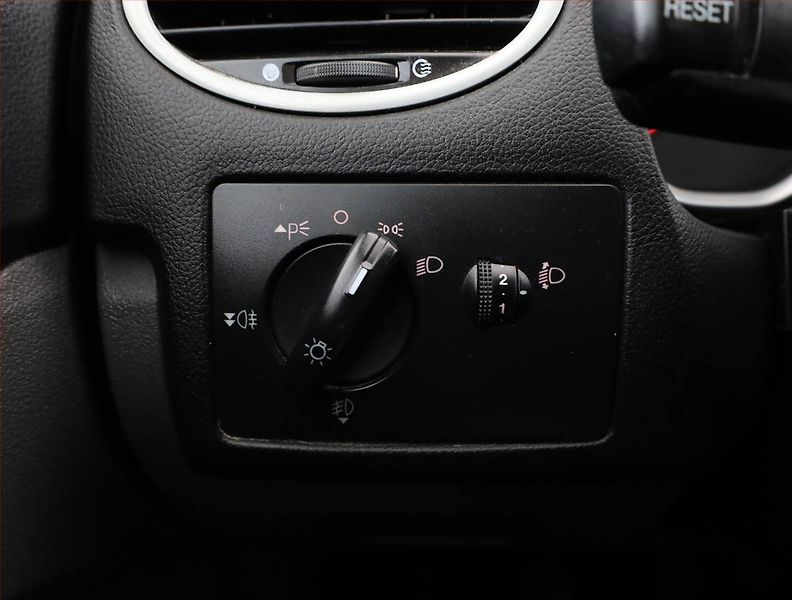 Ford Focus (2009) 1.6 16V, nová STK, slušný stav - fotka 12 z 14