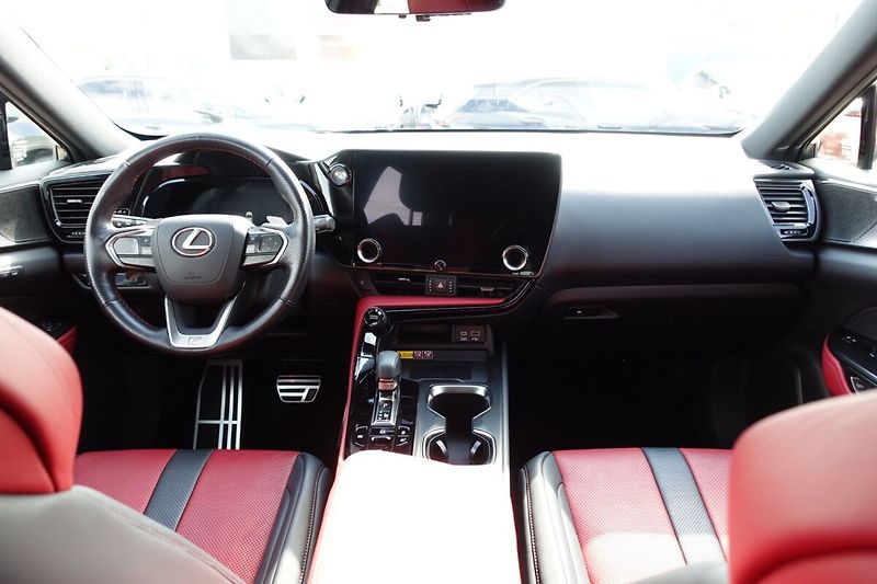 Lexus NX 350h 2,5HSD 140kW F-Sport 4x4 - fotka 20 z 37