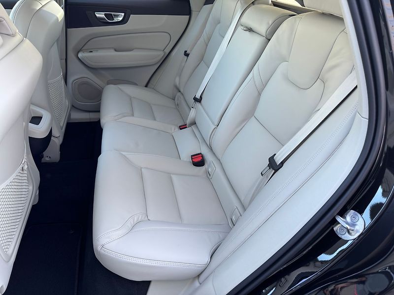 Volvo XC60 (2026) PLUS B5, 360°, Harman, Matrix - fotka 12 z 21