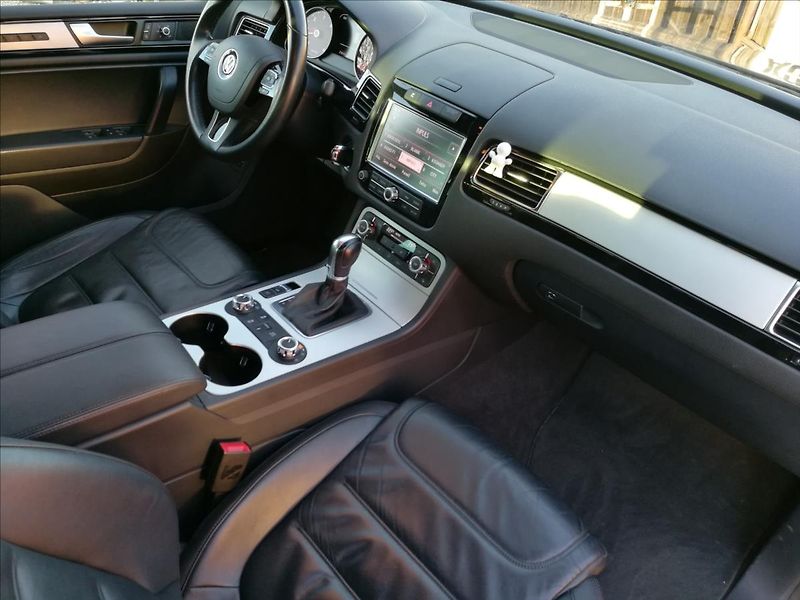 Volkswagen Touareg 3,0 TDI V6 Tiptronic - fotka 15 z 27