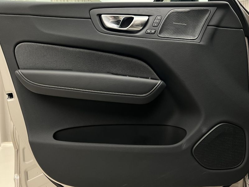 Volvo XC60 T6 AWD DARK PLUS RECHARGE AUT - fotka 7 z 49