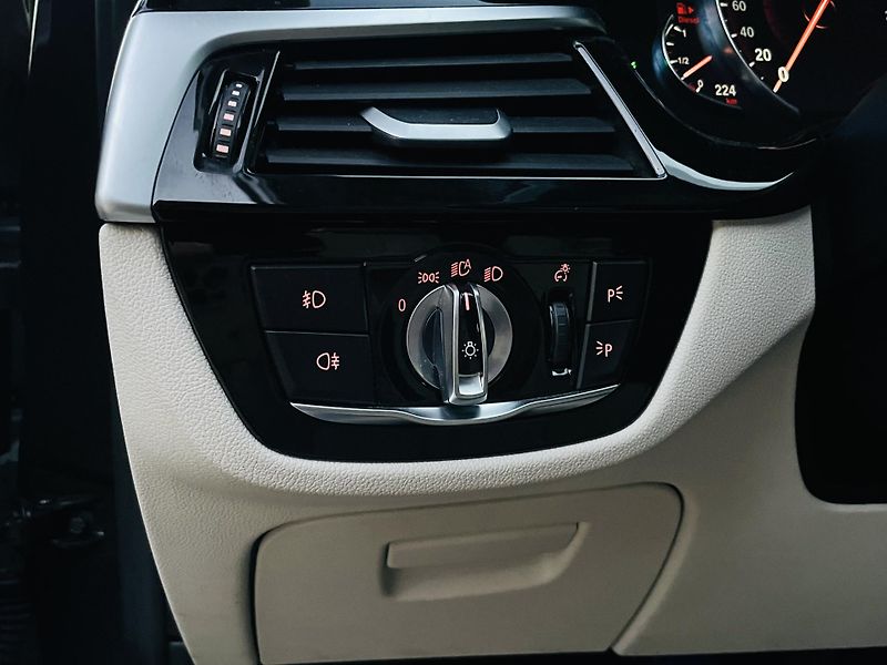 BMW Řada 5 520D AUT KAMERA SERVISKA - fotka 34 z 48