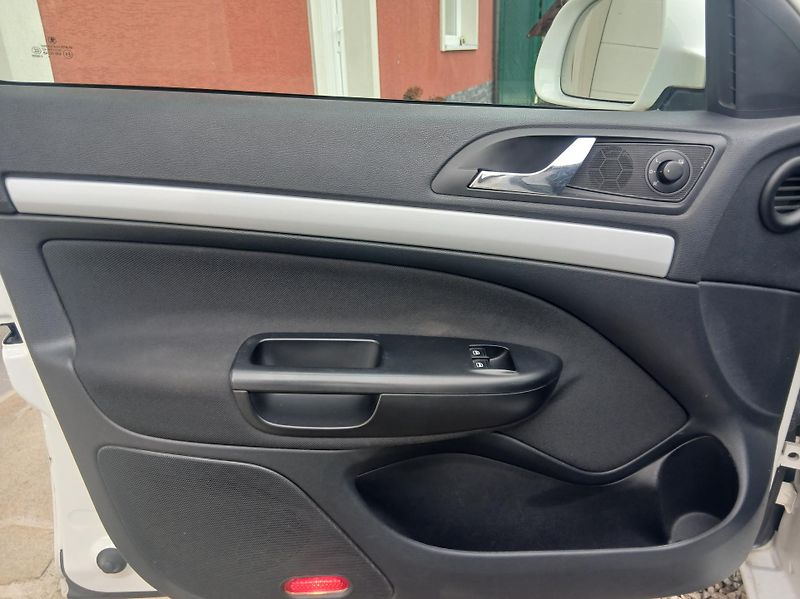 Škoda Octavia 1.6i KLIMA - fotka 8 z 32