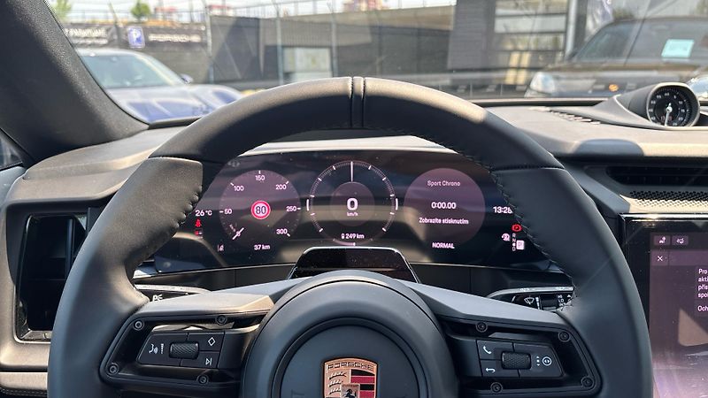 Porsche Cayenne Electric - fotka 24 z 24
