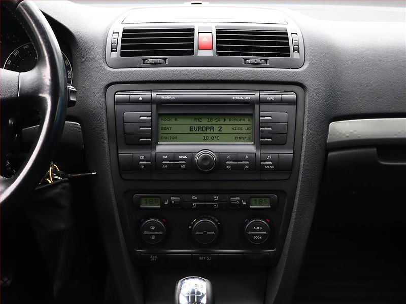 Škoda Octavia (2006) Elegance 1.9 TDI, Serv.kniha - fotka 9 z 12