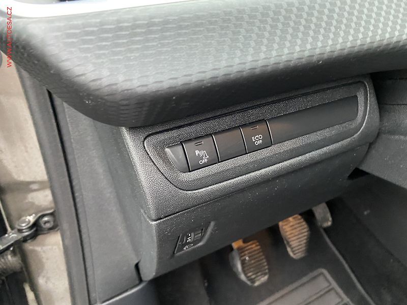 Peugeot 2008 (2016) 1.6 HDi, Allure, navi - fotka 16 z 20