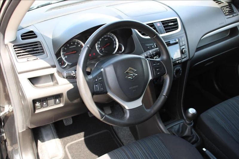 Suzuki Swift 1,2 i  4 x 4, SERVISKA - fotka 26 z 31