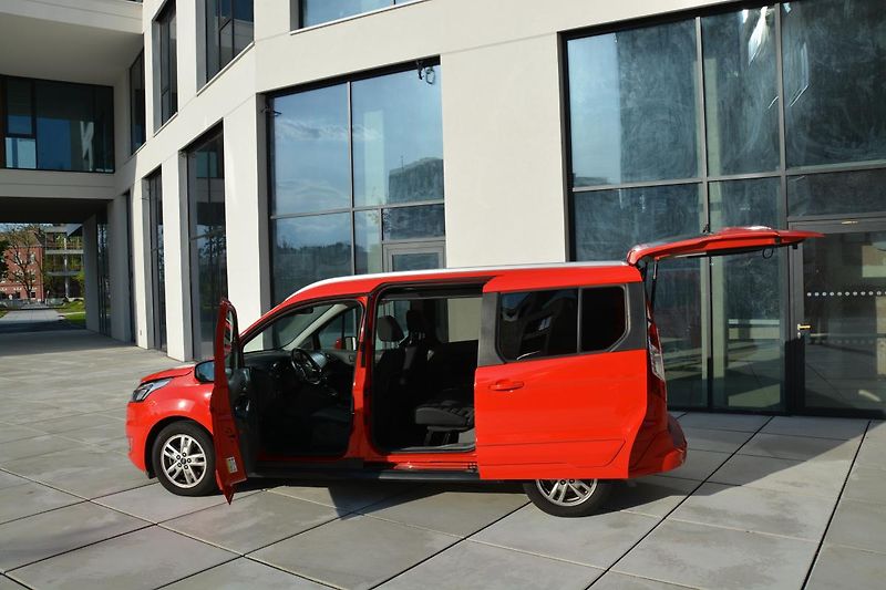 Ford Tourneo Connect (2020) Grand 1.5 TDCI TITANIUM PANORA - fotka 53 z 58