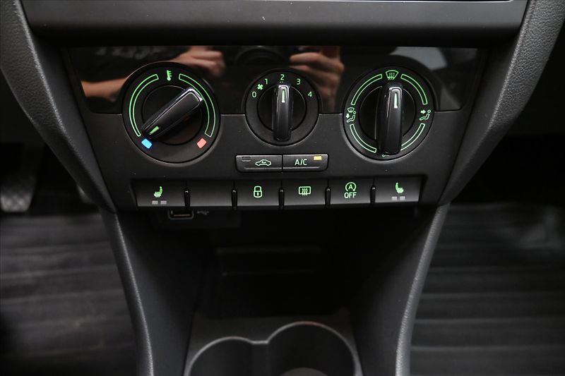 Škoda Rapid 1,0 TSI 70kW Ambition Plus Zár - fotka 20 z 28