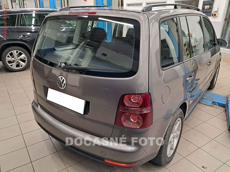 Volkswagen Touran (2007) 1.4 i, nez.topení, xenon - fotka 2 z 3