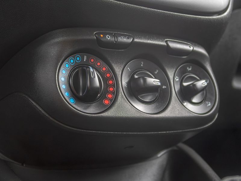 Opel Corsa (2019) 1.4i 16V ac – KM SERVISKA - fotka 20 z 41