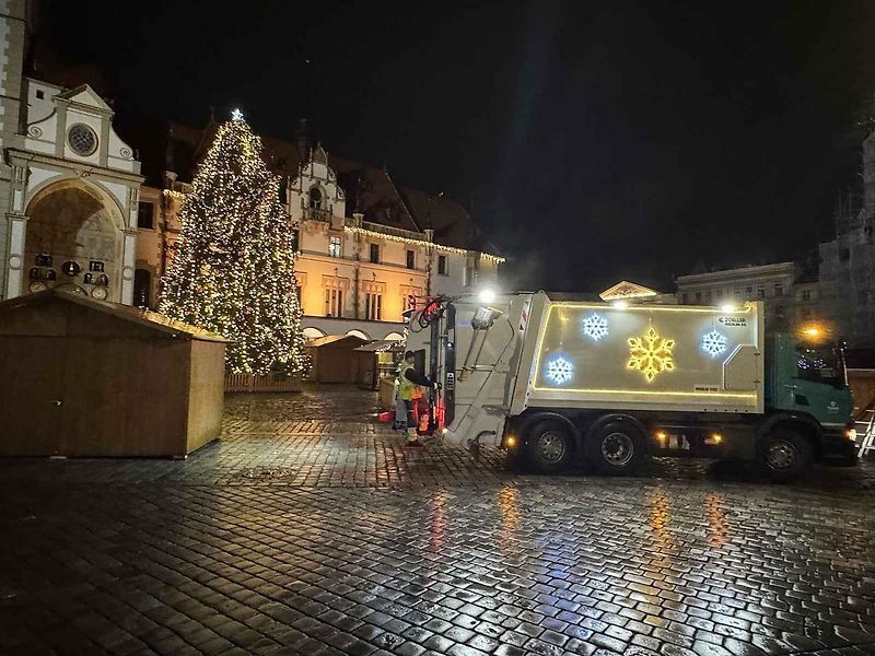 V Olomouci jezdí vánočně nazdobený popelářský vůz, 5. prosince 2025