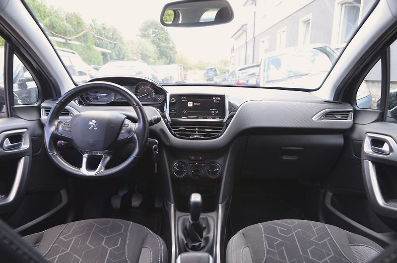 Peugeot 2008 (2017) 1.2 PT 60kW KLIMA / TAŽNÉ - fotka 12 z 28