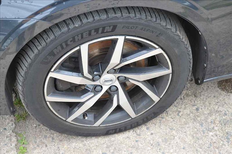 Volvo V60 (2020) 2,0 T6 TWIN ENGINE AWD - fotka 8 z 22