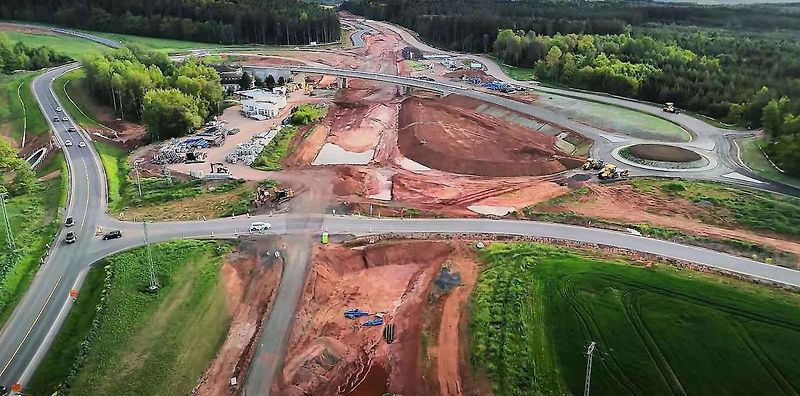 Proměna Jesenické křižovatky vrcholí. Úrovňové křížení se brzy stane minulostí, řidičům za pár dní začne sloužit nový most a dvojice kruhových objezdů.