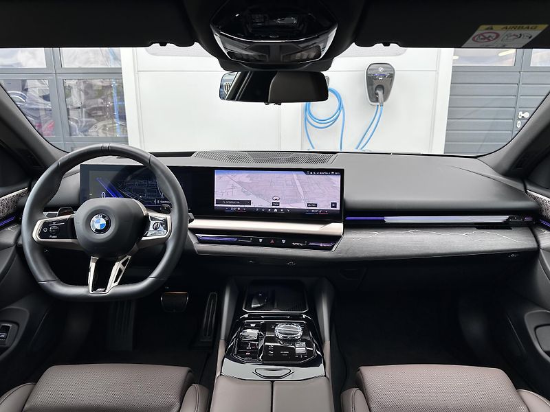 BMW Řada 5 520d xDrive M-Sport PRO - fotka 6 z 37