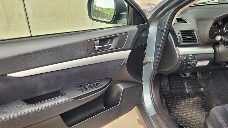 Subaru Legacy 2,5i 4x4 123 KW - fotka 17 z 24