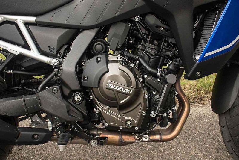 Na V-Strom může bez potíží usednout i jezdec menší postavy.