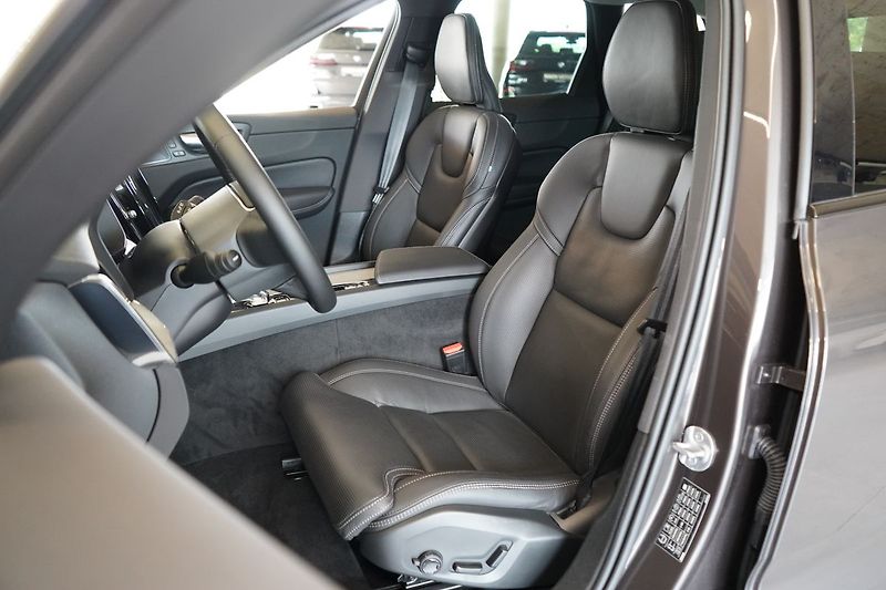 Volvo XC60 B5 AWD Plus Dark, Ventilace - fotka 19 z 46