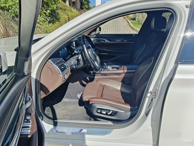 BMW Řada 7 (2016) 3,0 740d xDrive M - fotka 11 z 43