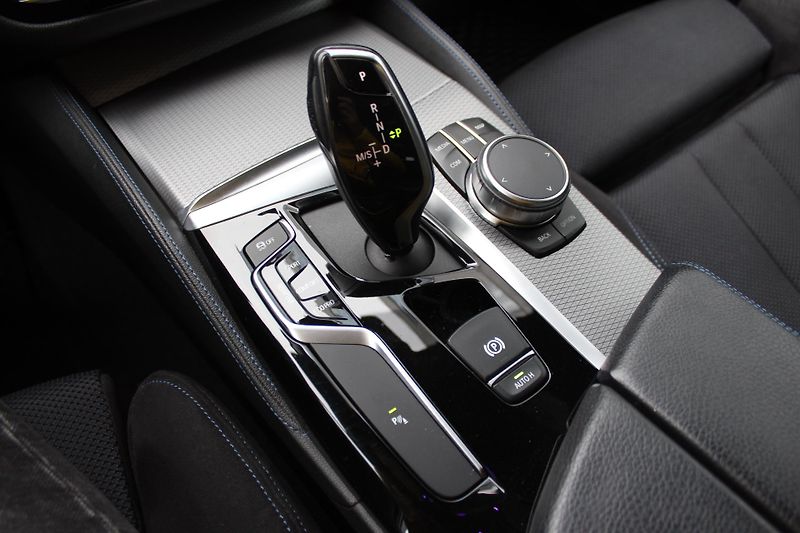 BMW Řada 5 530d xDrive Touring Mpaket - fotka 11 z 21