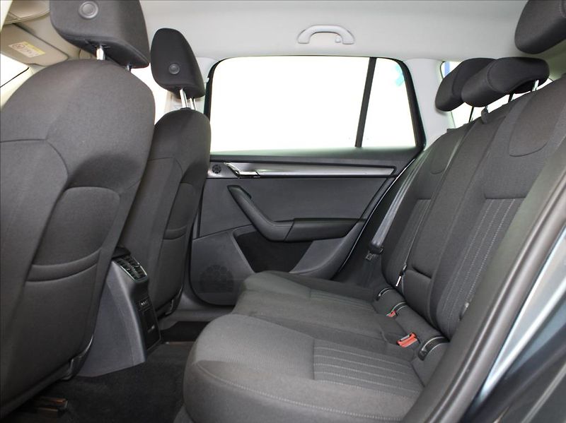 Škoda Octavia 2,0 TDi 135kW DSG 4x4 Style - fotka 7 z 27