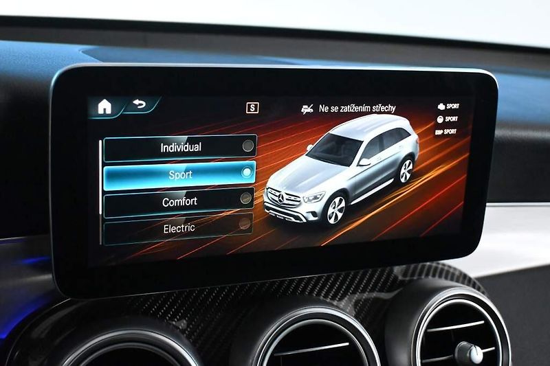 Mercedes-Benz GLC (2021) 2.0 4Matic 9G-TRONIC AMG Line - fotka 21 z 39