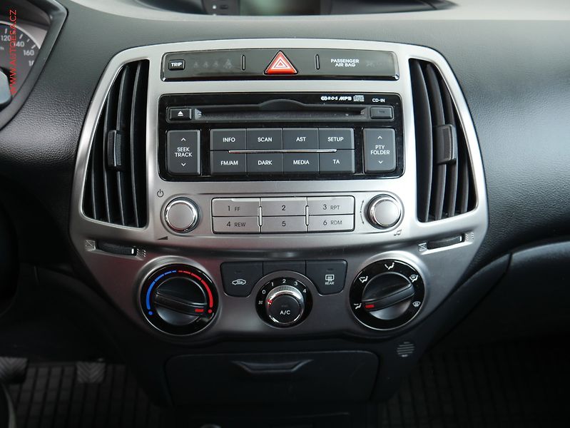 Hyundai i20 (2013) 1.2i, 1.maj,ČR, servis.kniha - fotka 13 z 15