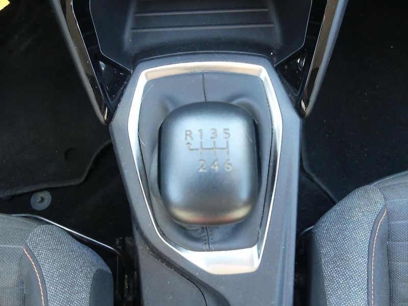 Peugeot 2008 (2020) 1,2 PureTech MAN6 - fotka 17 z 22