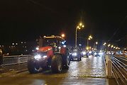 Traktory dorazily do Prahy ještě za tmy.