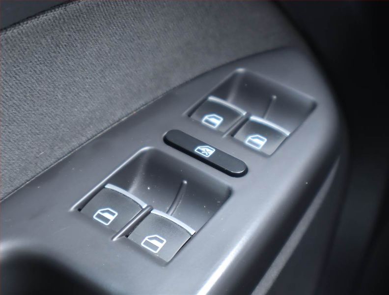 Volkswagen Touran (2013) 1.6 TDI, Serv.kniha, Tempomat - fotka 14 z 16