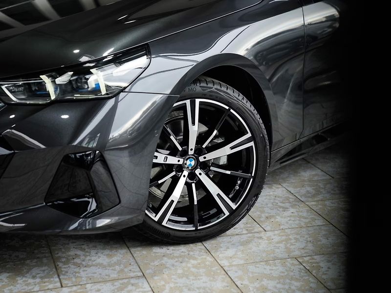 BMW Řada 5 520d xDrive M-Sport DrivAs+ HK - fotka 7 z 22