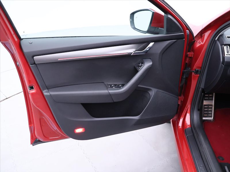 Škoda Octavia 1,8 TSI 132kW DSG Style LED - fotka 11 z 37