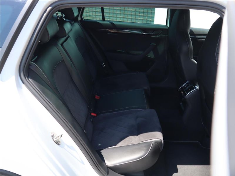Škoda Superb 2,0 TDI SportLine Kamera ACC - fotka 31 z 36