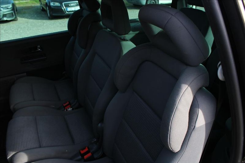 Volkswagen Sharan 1,9 TDi  TAŽNÉ,XENONY,7-MÍST - fotka 15 z 31