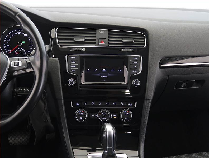 Volkswagen Golf (2015) 1.6 TDI, Automat, Serv.kniha - fotka 12 z 22