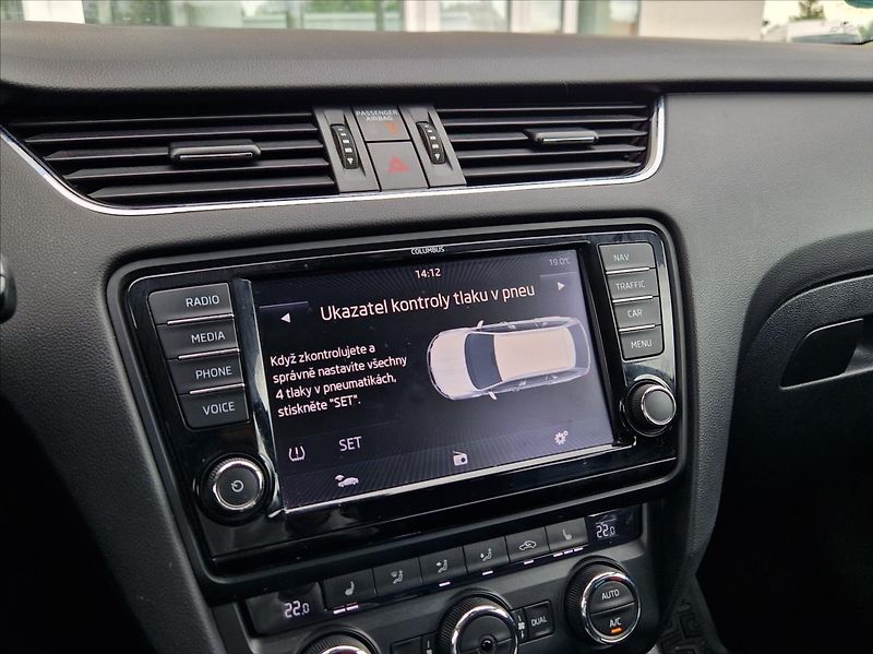 Škoda Octavia 2,0 TDI DSG KLIMA VÝHŘEV DIGI - fotka 27 z 34