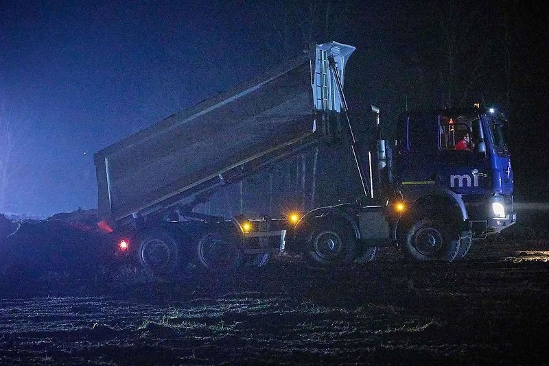 Na stavbě dálnice D11 se pracuje i za tmy.
