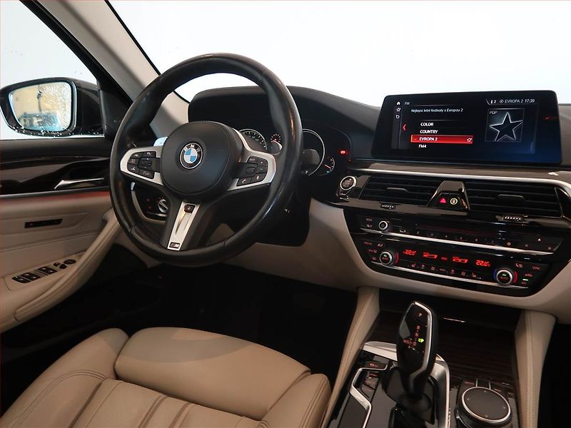 BMW Řada 5 (2017) Luxury Line 520d xDrive - fotka 7 z 14