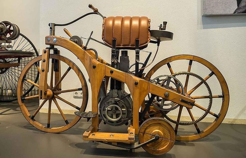 Replika motocyklu Daimler Reitwagen v Auto & Technic museu s Sinsheimu.